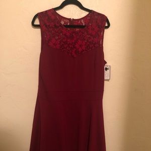 Sleeveless dress with lace